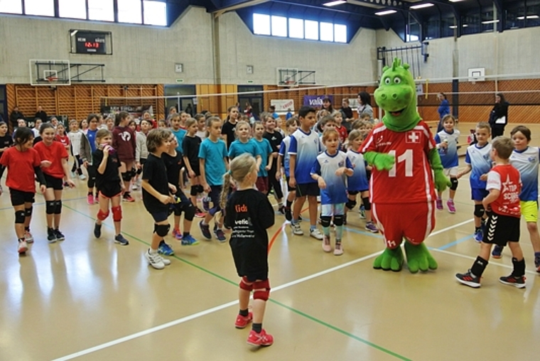 <em>Schon der Auftakt war gelungen:</em> Aufwärmen mit Maskottchen Vollito am nationalen Kids-Volley-Spieltag in Seon. Foto: zvg