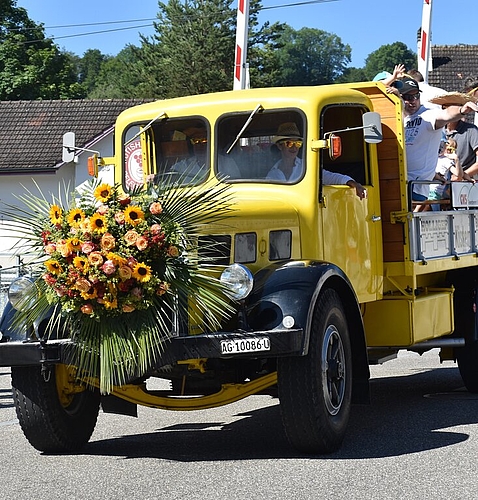 <em>Bequem:</em> Der Gewerbeverein auf dem knallgelben Lastwagen.