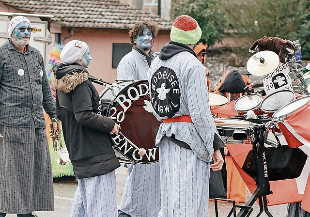 Scheppernde Trommeln und viel Elan: Die Musiker geben den Takt an.Foto: Romi Schmid 