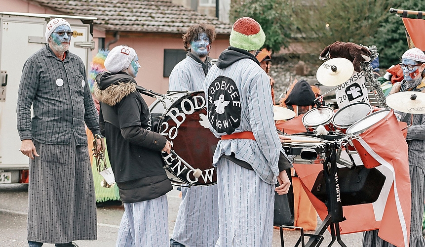Scheppernde Trommeln und viel Elan: Die Musiker geben den Takt an.Foto: Romi Schmid Scheppernde Trommeln und viel Elan: Die Musiker geben den Takt an.Foto: Romi Schmid