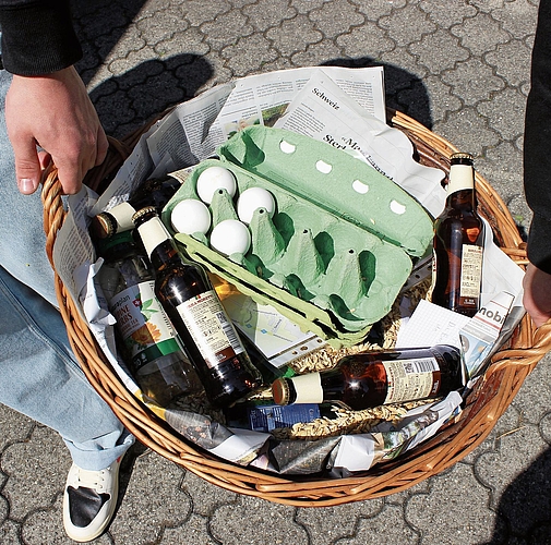 Der Korb wird mit Eiern, Geldspenden und Bier gefüllt.Foto: Debora Hugentobler Der Korb wird mit Eiern, Geldspenden und Bier gefüllt.Foto: Debora Hugentobler
