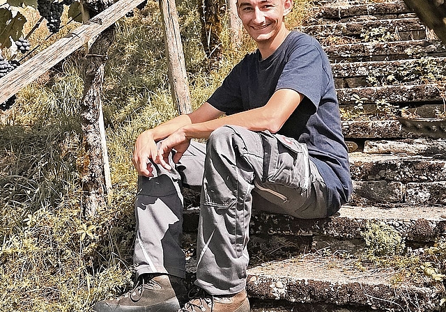 Ist in den Reben in seinem Element: Severin Furer.Foto: Romi Schmid 