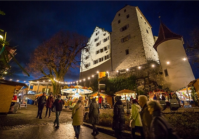 <em>Markt mit besonderer Kulisse: </em>Auf dem Schloss Wildegg. Foto: Museum Aargau / Pascal Meier
