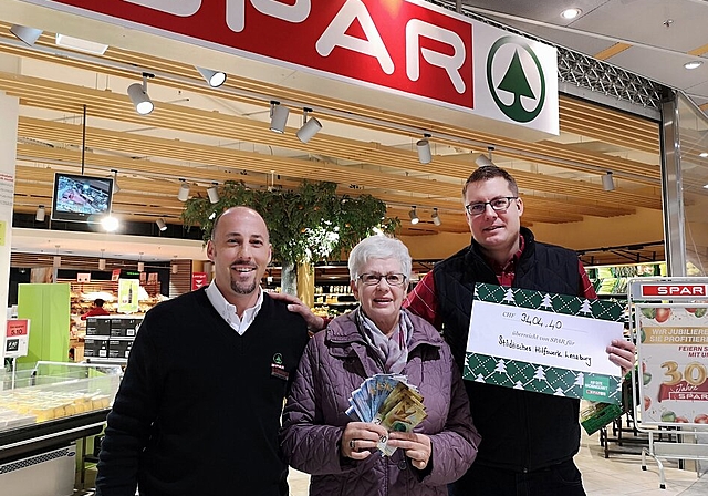 <em>Grund zur Freude:</em> Margrit Müller als Präsidentin der Städtischen Hilfsgesellschaft erhält von Stefan Haueter (Spar-Gebietsverkaufsleiter) und Jürg Studer (Leiter Spar-Supermarkt Lenzburg) den Erlös der Weihnachtsspendenaktion. Foto: Fr
