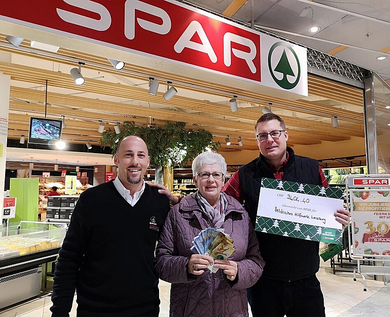<em>Grund zur Freude:</em> Margrit Müller als Präsidentin der Städtischen Hilfsgesellschaft erhält von Stefan Haueter (Spar-Gebietsverkaufsleiter) und Jürg Studer (Leiter Spar-Supermarkt Lenzburg) den Erlös der Weihnachtsspendenaktion. Foto: Fr