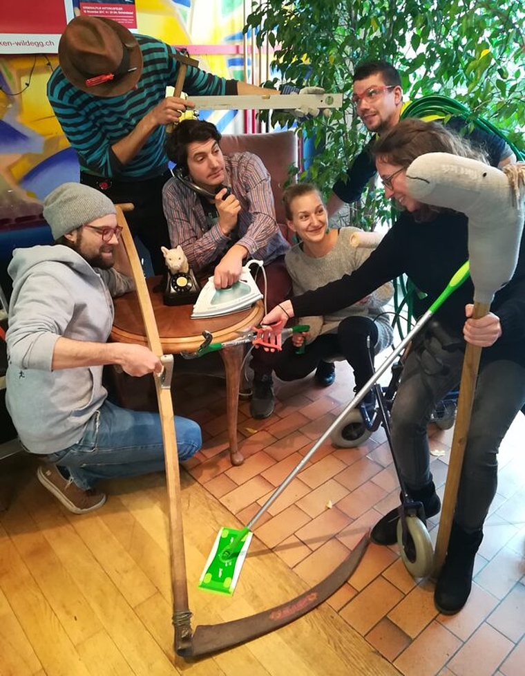 <em>Bereit für vielfältige Jobs:</em> Jugendliche suchen an der Sackgeldböse Aufträge. Foto: zvg