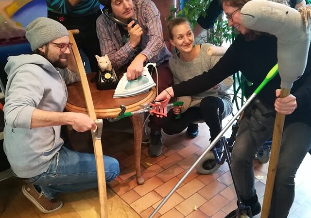 <em>Bereit für vielfältige Jobs:</em> Jugendliche suchen an der Sackgeldböse Aufträge. Foto: zvg