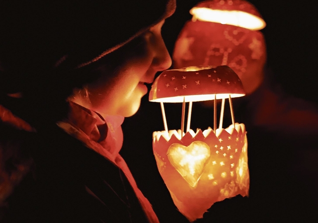 Ein Kind hält stolz seine selbst geschnitzte Räbe in den Händen.Foto: Romi Schmid