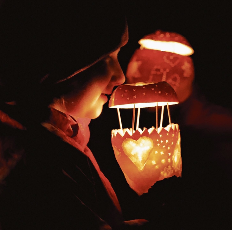 Ein Kind hält stolz seine selbst geschnitzte Räbe in den Händen.Foto: Romi Schmid 