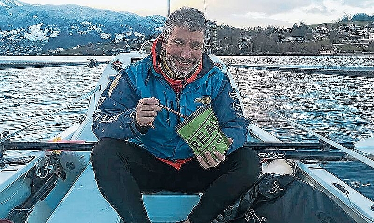 In einem solchen Hightech-Ruderboot, 9 Meter lang, 1,7 Meter breit, geht es am 1. März auf die Atlantiküberfahrt: Steve Chetcuti beim Training und «Astronauten-Food»-Testen auf dem Vierwaldstättersee. Foto: zvg