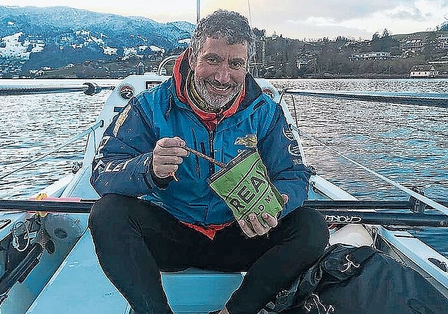 In einem solchen Hightech-Ruderboot, 9 Meter lang, 1,7 Meter breit, geht es am 1. März auf die Atlantiküberfahrt: Steve Chetcuti beim Training und «Astronauten-Food»-Testen auf dem Vierwaldstättersee. Foto: zvg