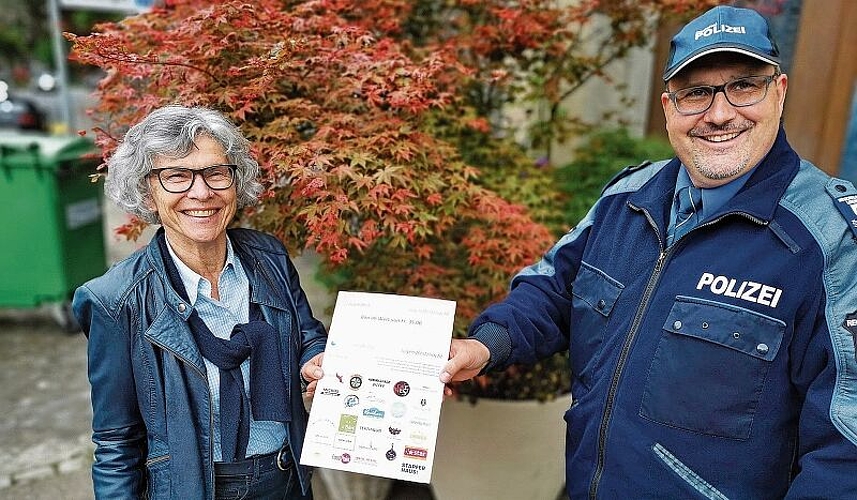 Etwas für die Bevölkerung und die Gastronomie: Jugendfestkommissionspräsidentin Franziska Möhl und Regionalpolizist Otto Schwizer präsentieren den Jugendfestznacht-Bon, den man ab 1. Juni bei der Stadtverwaltung bestellen kann. Foto: Fritz Thut
