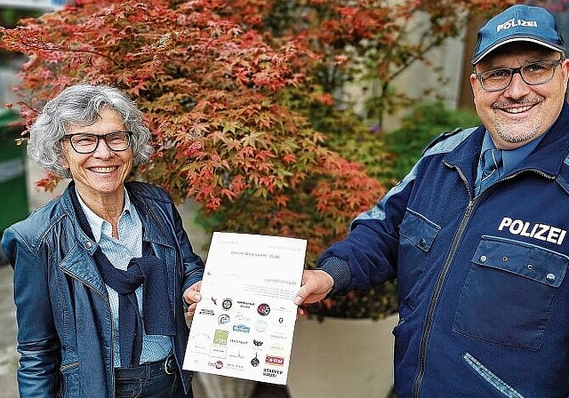 Etwas für die Bevölkerung und die Gastronomie: Jugendfestkommissionspräsidentin Franziska Möhl und Regionalpolizist Otto Schwizer präsentieren den Jugendfestznacht-Bon, den man ab 1. Juni bei der Stadtverwaltung bestellen kann. Foto: Fritz Thut
