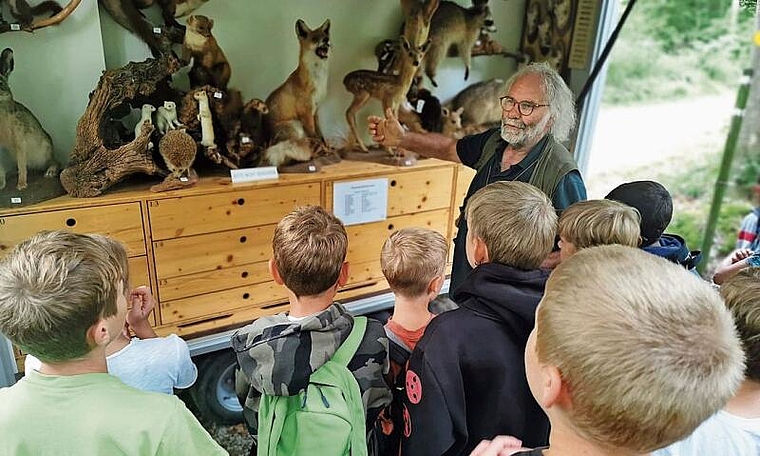 Interessantes erfahren: Jäger Peter Fehlmann präsentierte Waldtiere. Foto: Fritz Thut