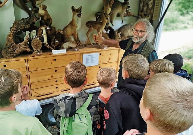 Interessantes erfahren: Jäger Peter Fehlmann präsentierte Waldtiere. Foto: Fritz Thut