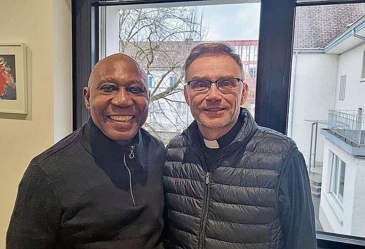 Monsignore Obiora Ike mit Stadtpfarrer Roland Häfliger. Der nigerianische Magistrat ist in Lenzburg ein gerne gesehener Besucher. Foto: Stefan Treier
