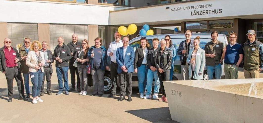 Gemeinsam neue Wege gehen: Sponsoren und das Team vom Länzerthus begrüssen den neuen Firmenwagen.Foto: Peter Winkelmann