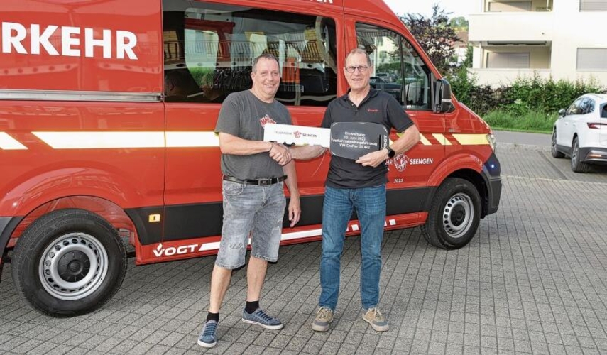 Symbolische Schlüsselübergabe von Stefan Hodel an Roger Lämmli.Foto: Andreas Walker