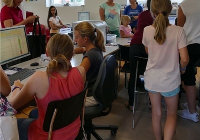 Bibliotheksarbeit: Schülerinnen und Schüler erledigen die Ausleihe für Bibliothekskunden.
