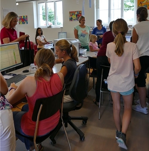 Bibliotheksarbeit: Schülerinnen und Schüler erledigen die Ausleihe für Bibliothekskunden. Bibliotheksarbeit: Schülerinnen und Schüler erledigen die Ausleihe für Bibliothekskunden.