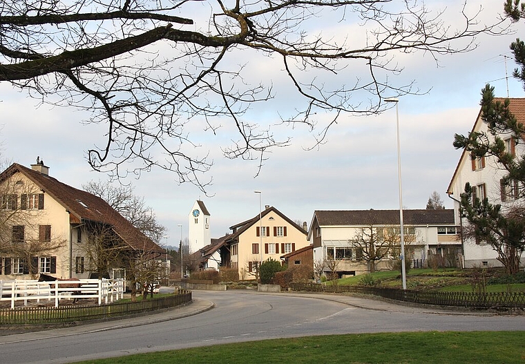 Nach Werkleitungsbau: Ammerswil erhält auf der Kantonsstrasse im ganzen Dorf einen neuen Belag. Foto: Alfred Gassmann