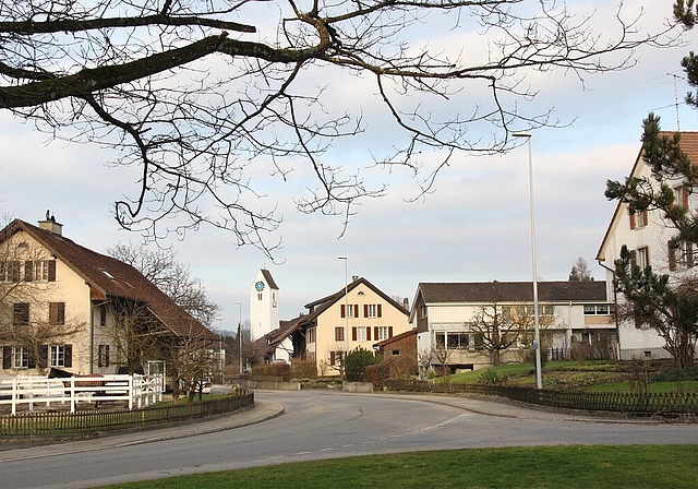 Nach Werkleitungsbau: Ammerswil erhält auf der Kantonsstrasse im ganzen Dorf einen neuen Belag. Foto: Alfred Gassmann