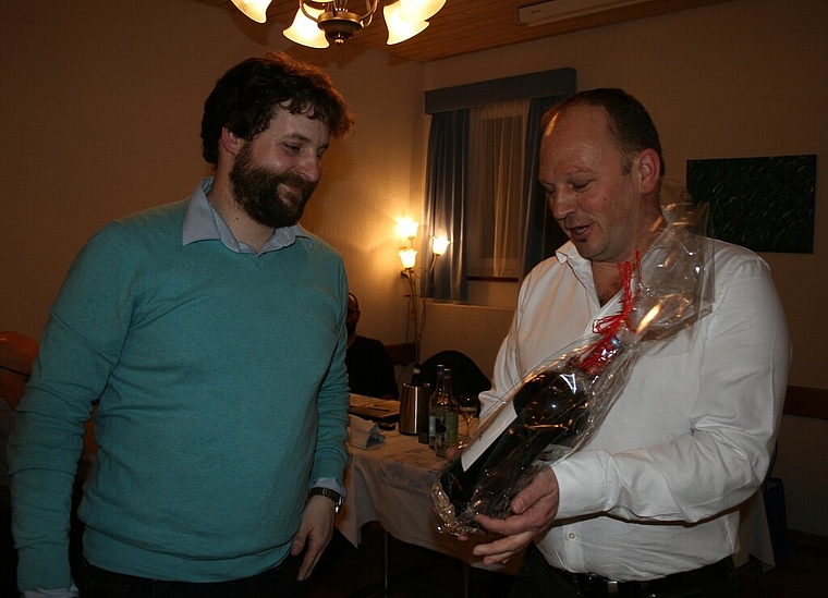 Stellte das Projekt Sanierung Knoten Neuhof vor: Armin Rauchenstein (links) erhält von Präsident Heinz Lüem flüssigen Dank. Foto: Stefan Biedermann