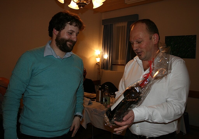 Stellte das Projekt Sanierung Knoten Neuhof vor: Armin Rauchenstein (links) erhält von Präsident Heinz Lüem flüssigen Dank. Foto: Stefan Biedermann