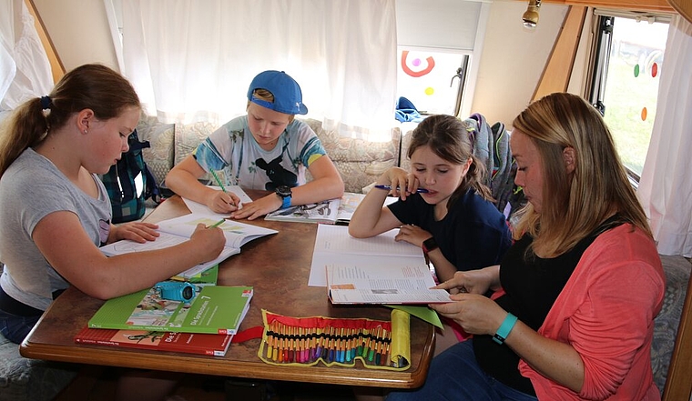 <em>Mobiles Lernen auf engstem Raum:</em> Stefanie Haefeli unterrichtet die Zirkuskinder im Schulwohnwagen. Foto: Melanie Solloso