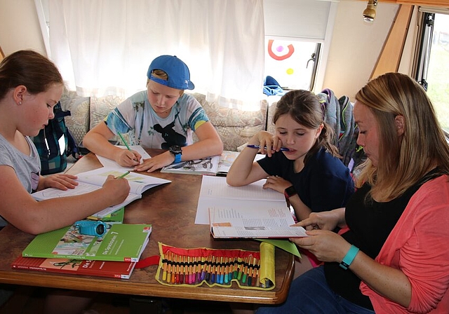 <em>Mobiles Lernen auf engstem Raum:</em> Stefanie Haefeli unterrichtet die Zirkuskinder im Schulwohnwagen. Foto: Melanie Solloso