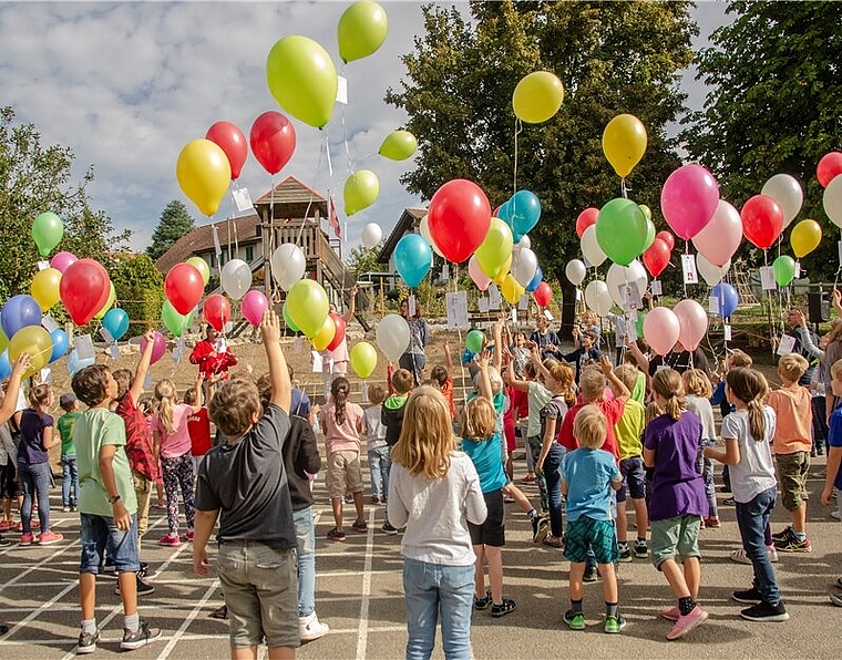 <em>Start frei für den neuen Spielplatz: </em>Eine kunterbunte Ballonwolke stieg zur Spielplatzeröffnung in den Himmel.<em> Foto: pWi</em>