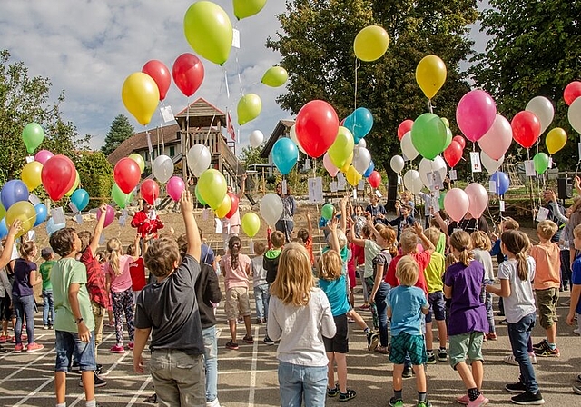 <em>Start frei für den neuen Spielplatz: </em>Eine kunterbunte Ballonwolke stieg zur Spielplatzeröffnung in den Himmel.<em> Foto: pWi</em>