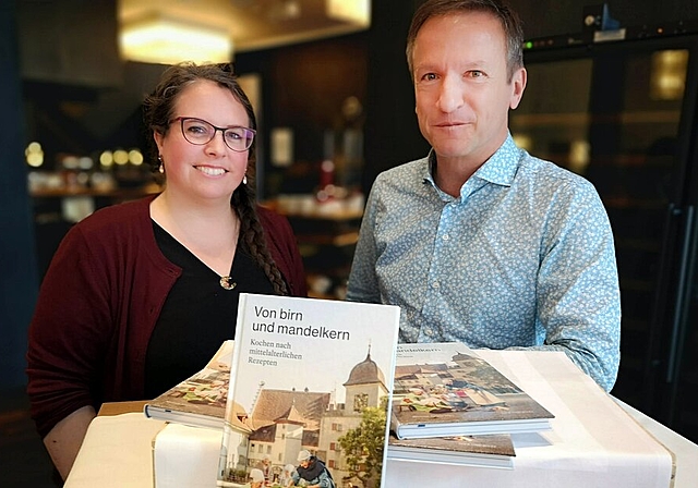<em>Präsentation in der Hotelfachschule Belvoirpark in Zürich:</em> Museum-Aargau-Projektleiterin Angela Dettling und Museum-Aargau-Direktor Marco Castellaneta mit dem Mittelalter-Kochbuch «Von birn und mandelkern». Fotos: Fritz Thut

