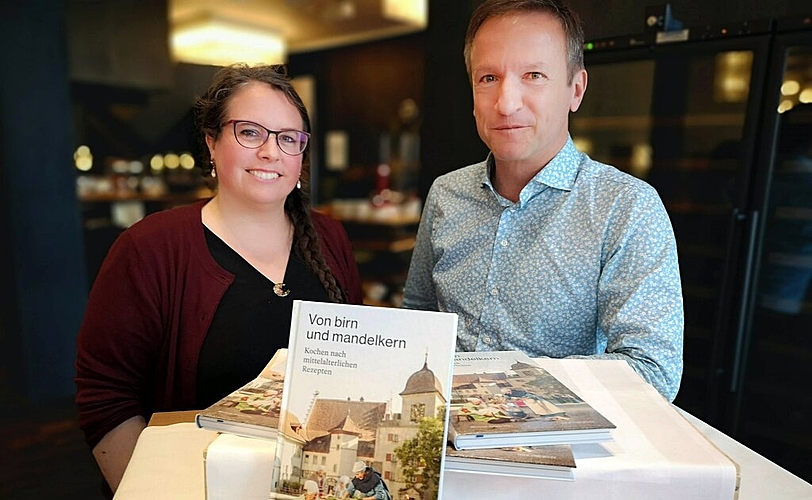 <em>Präsentation in der Hotelfachschule Belvoirpark in Zürich:</em> Museum-Aargau-Projektleiterin Angela Dettling und Museum-Aargau-Direktor Marco Castellaneta mit dem Mittelalter-Kochbuch «Von birn und mandelkern». Fotos: Fritz Thut
