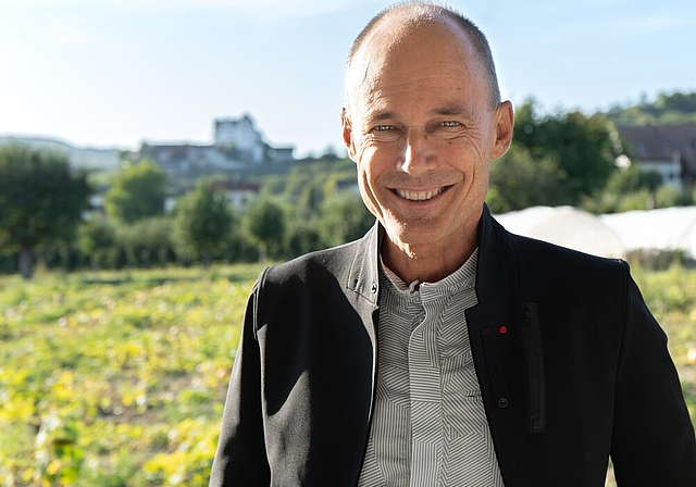 <em>Ein Pionier als Gastredner:</em> Bertrand Piccard sprach an der Einweihung der PlusEnergie-Haus-Überbauung Grabenweg in Möriken. Foto: Michael Küng