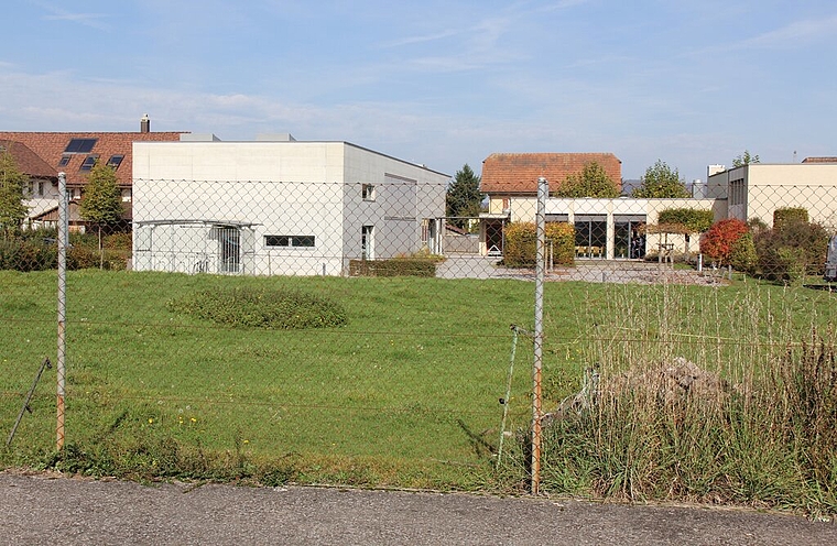 <em>Standort des neuen Doppelkindergartens: </em>Hinter dem Gemeindehaus (links) oder dem Zopfhuus (rechts). Foto: Alfred Gassmann