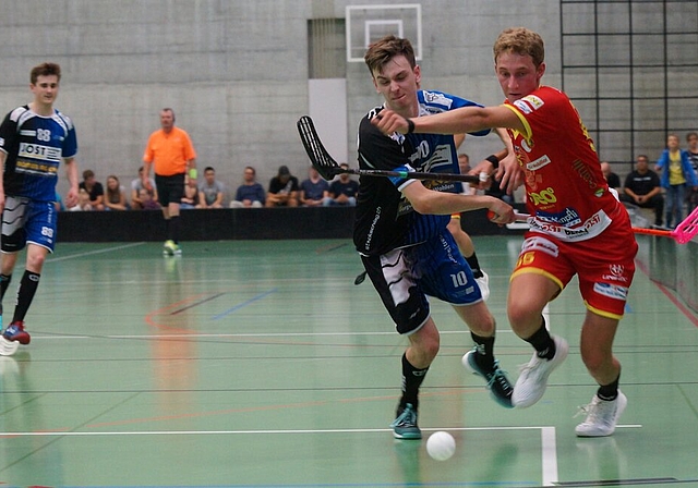 <em>Zittern in der Schlussrunde:</em> Aargau-United-Spieler Yanick Zeindler (blaues Dress) und Konsorten müssen am Sonntag punkten. Foto: Ruedi Burkart
