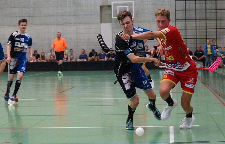 <em>Zittern in der Schlussrunde:</em> Aargau-United-Spieler Yanick Zeindler (blaues Dress) und Konsorten müssen am Sonntag punkten. Foto: Ruedi Burkart