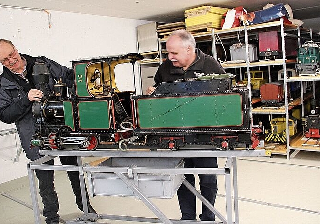 Sorgen dafür, dass die Lokomotiven für die Publikumsfahrten bereit sind: Theo Vogt und Jean-Marie Berdat. Foto: Carolin Frei