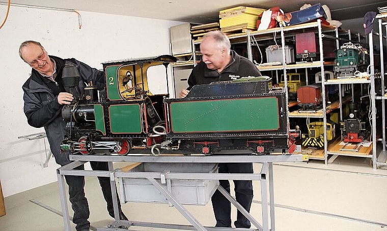 Sorgen dafür, dass die Lokomotiven für die Publikumsfahrten bereit sind: Theo Vogt und Jean-Marie Berdat. Foto: Carolin Frei