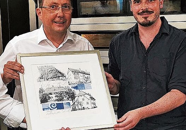 Lithografie als Geschenk: Gemeindeammann Jörg Bruder und Daniel Hächler. Foto: Fritz Thut
