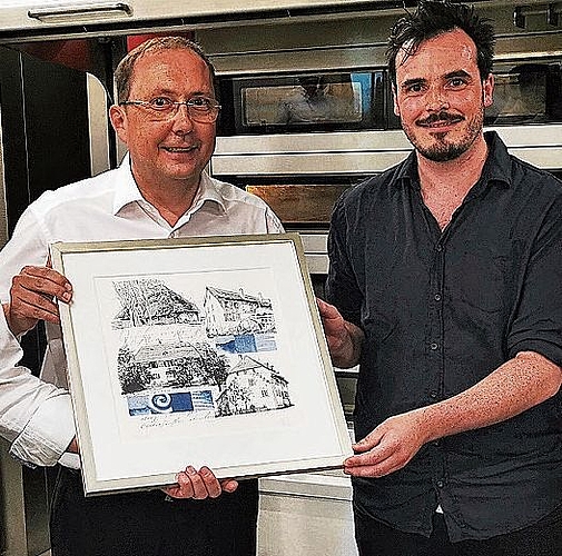 Lithografie als Geschenk: Gemeindeammann Jörg Bruder und Daniel Hächler. Foto: Fritz Thut
