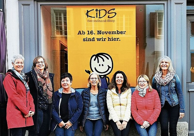 Vor dem neuen Standort: Ladenteam und Vorstandsmitglieder des Gemeinnützigen Frauenvereins in der Rathausgasse: Doris Zinniker, Barbara Brücker, Eva Fehlmann, Katrin Messerli, Silvia Weber, Magdalena Brinlinger und Brigitte Stoffel. Foto: Fritz Thu