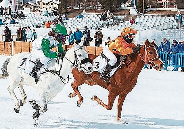 Dreimal siegreich: Jessica Münzing, hier mit Startnummer 3 auf dem Pony Maharatja, im Zieleinlauf beim White Turf in St. Moritz. Foto: Turffotos.ch
