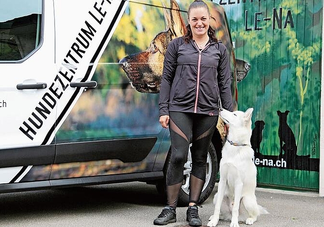 Braucht mehr Platz im Auto: Noelle Loosli mit einem ihrer Tagesgäste vor dem Hundetransporter. Foto: Romi Schmid