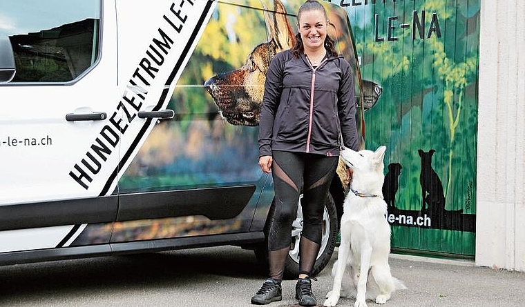 Braucht mehr Platz im Auto: Noelle Loosli mit einem ihrer Tagesgäste vor dem Hundetransporter. Foto: Romi Schmid