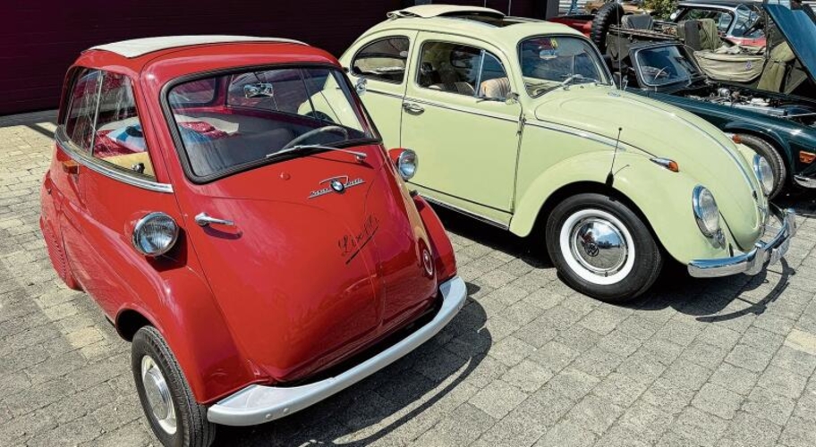 Zwei legendäre Oldtimer: die Isetta und der VW Käfer.Foto:  Andreas Walker