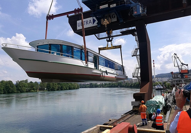 <em>In der Schwebe:</em> Das Hauptdeck des neuen Hallwilerseeschiffs wird im Muttenzer Auhafen verladen. Foto: Fritz Thut