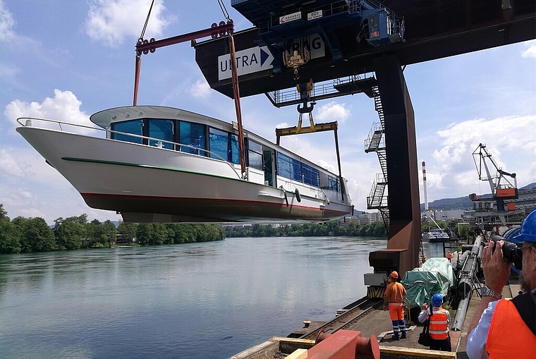 <em>In der Schwebe:</em> Das Hauptdeck des neuen Hallwilerseeschiffs wird im Muttenzer Auhafen verladen. Foto: Fritz Thut