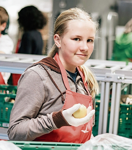 Eine Schülerin bei der Triage.Foto: Romi Schmid Eine Schülerin bei der Triage.Foto: Romi Schmid